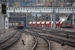 Alltag im Bahnhofsvorfeld Oerlikon: Am 16.11.09 rangiert Re 620 075-2 (Re 6/6 11675) im Cargokleid ihren Schttgutzug zur Entladung, whrend Re 6/6 11616 (UIC: Re 620 016-6) mit dem Schotterzug, welcher vorher noch auf dem Beladegleis links vom Bild stand, gleich den Bahnhof durchquert. Die 11616 trgt noch die komplett rote Lackierung und ihre Wappen. Sie gehrt zu den wenigen Ausnahmen mit zwei versciedenen Wappen an den Seiten (Illnau und Effretikon).