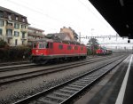 Renens VD: Soeben eingetroffen ist am 07.12.09 die Re 6/6 11640  Mnchenstein  und die Am 843 072-0 rangiert.