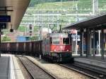 SBB - Re 6/6 11639 mit Re 4/4 11298 vor Gterzug bei der durchfahrt im Bahnhof Spiez am 01.07.2011