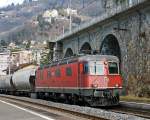 SBB Re 6/6 11645 (neue UIC-Betriebsnummer Re 620 045) zieht einen Getreidezug Richtung Brig, hier am 26.02.2011 beim  Chteau de Chillon (Genfersee). Diese Loks haben eine Hchstgeschwindigkeit von 140 km/h und eine Dauerleistung von 7237 KW.