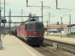 SBB - Re 6/6 11672 mit Re 4/4 11256 mit Gterzug bei der dirchfahrt im Bahnhof Prattelen am 25.05.2012