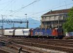 Etwas unterfordert - Die Re 620 042-2  „Monthey“ (ex Re 6/6 11642) der SBB Cargo mit nur zwei Gterwagen am 29.05.2012 beim Bahnhof Lausanne.