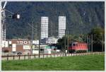 Re 6/6 11626 auf dem Dreischienengleis bei Chur West auf dem Weg zur Ems Chemie. Im Hintergrund die Twin Towers der City West berbauung. (16.10.2012)