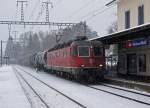 SBB CARGO: Die Re 6/6 11610  SPREITENBACH  schleppt bei winterlichen Verhältnissen einen schweren Oelzug von Cornaux nach Niederbipp.