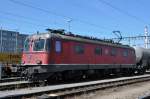 Re 6/6 11639 wartet vor dem Bahnhsignal beim Güterbahnhof Muttenz auf die Weiterfahrt. Die Aufnahme stammt vom 03.07.2014.