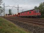 Nachdem Re 6/6 'AARBURG-OFTRINGEN' die befllten Holcim-Wagen vom Typ Faccns an die Entladestelle des Kieswerks von Brglen (TG) geschoben hatte, begann die wagenweise Entladung. Nachdem ein Wagen entleert war, fuhr die Re 6/6 eine Wagenlnge vor, damit der nchste Wagen entleert werden konnte (03.10.2014).