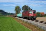 SBB: Holzzug im Luzerner-Hinterland auf der Fahrt nach Menznau mit der Re 6/6 11644  CORNAUX  am 29. September 2015.
Foto: Walter Ruetsch