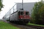 SBB: Kurzgüterzug mit der Re 6/6 11657  ESTAVAYIER-LE-LAC  bei Wiler-Utzenstorf am 8. Oktober 2015.
Foto: Walter Ruetsch