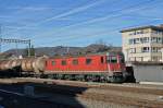 Re 6/6 11653 durchfährt den Bahnhof in Sissach. Die Aufnahme stammt vom 07.12.2015.