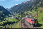 Re 6/6 11689 zieht am 21. Mai 2016 zusammen mit einer Re 4/4 II einen Containerzug bei Wassen bergwärts.