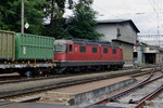 SBB: Eine der letzten Bahnhofsausfahrten Gerlafingen der Re 6/6 11601  WOHLHUSEN , P R O T O T Y P mit geteiltem Kasten, am 8. Juli 2015. Trotz enormem Einsatz für die Rettung dieser historisch sehr wertvollen Lok des Bannwiler Re 6/6 - Spezialisten Andreas Bögli (gemäss Sonderartikel der BERNER ZEITUNG), kann leider eine Verschrottung nicht mehr verhindert werden. Schade...
Foto: Walter Ruetsch  