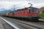 SBB: Defekte Re 6/6 11628  Konolfingen  mit Reparatur Etikette versehen. 
Am Nachmittag des 13. Juli 2016 wurde die Re 6/6 11628  Konolfingen  mit einem Güterzug, geführt von der der Re 6/6 11654  Villeneuve  nach Zürich überführt. Der ausserordentliche Güterzug, der auch einen Schienenschleifzug von SPENO INTERNATIONAL SA, Genève mitführte, wurde anlässlich der Durchfahrt Deitingen fotografiert. Hoffen wir, dass diese Lokomotive nach einer erfolgreichen Reparatur der Werkstätte Bellinzona in den Betrieb zurückkehren wird.
Foto: Walter Ruetsch   
