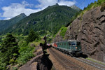 Re 6/6 11663 und eine Re 4/4 mit einem KLV am 16.07.2016 bei Wassen. 