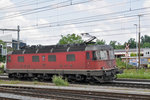 Re 6/6 11679 durchfährt den Bahnhof Pratteln.