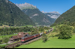 Re 620 077 führt vor einer unbekannten Re 4/4 II am 25. August 2016 einen UKV-Zug bei Silenen bergwärts.