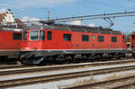 SBB: Muss SBB CARGO neuerdings bei der roten Farbe sparen oder haben die Re 620 nur noch eine kurze Lebensdauer vor sich?
Bei der Umnummerierung der Re 6/6 11636  Vernier-Meyrin  auf Re 620 036-4 erhielt nur ein Drittel des Kastens einen neuen roten Anstrich. Die Aufnahme von Solothurn stammt vom 12. September 2016.
Foto: Walter Ruetsch  