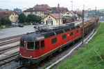 SBB: Bereits am frühen Morgen des 27. September 2016 konnte die Re 6/6 11645  Colombier  mit ihrem Holzzug im letzten Moment bei der Ausfahrt Tavannes fotografiert werden.
Foto: Walter Ruetsch