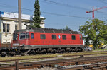 Re 6/6 11623 durchfährt den Bahnhof Pratteln.