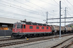 Re 6/6 11641 durchfährt den Bahnhof Sissach.