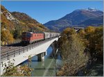 Die SBB Re 6/6 11654 mit einem Güterzug Richtung Sion auf der Rhonebrücke bei Leuk.