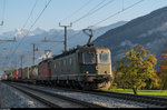 In knapp zwei Stunden an der Fotostelle in Steinen kam am 22. Oktober 2016 kein Güterzug aus der richtigen Richtung. Auf dem Rückweg zum Bahnhof kam dann doch noch einer, und noch dazu mit einer von nur noch zwei grünen Re 6/6 an der Spitze! <br>
Obwohl das Bild eher als Notschuss von der Schattenseite entstanden ist, finde ich es jetzt umso gelungener - gerade wegen der interessanten halbseitigen Ausleuchtung der Lokfront.