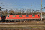 Re 6/6 11649 wartet am Güterbahnhof Muttenz auf den nächsten Einsatz. Die Aufnahme stammt vom 20.11.2016.