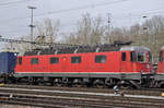 Re 6/6 11657 ist zusammen mit zwei weiteren Loks bereit zur Abfahrt aus dem Güterbahnhof Muttenz. Die Aufnahme stammt vom 06.02.2017.