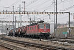 Re 6/6 11643 durchfährt den Bahnhof Pratteln. Die Aufnahme stammt vom 07.02.2017.