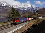 Die Re 620 087 und die Am 843 075 mit einem Güterzug am 18.02.2017 unterwegs bei Mols.