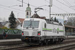 Siemens Vectron 476 457-7 von railCare durchfährt am 26.01.2023 den Bahnhof Rupperswil.
