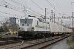 Siemens Vectron 476 455-1 von railCare durchfährt am 22.02.2023 den Bahnhof Pratteln.