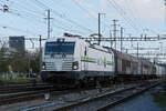 Siemens Vectron 476 457-7 von railCare durchfährt am 26.10.2022 den Bahnhof Pratteln.