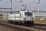 Siemens Vectron 476 457-7 von railCare durchfährt solo den Bahnhof Rupperswil. Die Aufnahme stammt vom 04.02.2022.
