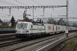 Siemens Vectron 476 457-7 von railCare durchfährt am 26.01.2023 den Bahnhof Rupperswil.