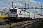 Siemens Vectron 476 455-1 von railCare durchfährt am 27.04.2023 den Bahnhof Pratteln.