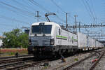 Siemens Vectron 476 452-8 von railCare durchfährt am 09.06.2023 den Bahnhof Pratteln.