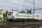 Siemens Vectron 476 453-6 von railCare durchfährt am 26.04.2024 den Bahnhof Pratteln.