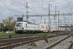 Siemens Vectron 476 453-6 von railCare durchfährt am 26.04.2024 den Bahnhof Pratteln.