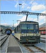 Die MOB GDe 4/4 6004  Interlaken  steht mit einem Reisezug im Bahnhof von Zweisimmen.