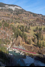 RhB Ge 4/4 II 614 mit RE Disentis - Scuol-Tarasp am 21. November 2020 zwischen Trin und Reichenau-Tamins.