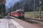 Pünktlich fährt die Ge 4/4 II 632 der Rhätischen Bahn mit ihrem Regionalzug Disentis - Chur in Versam-Safien ein.