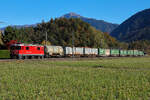 Lok 620 Ge 4/4 II mit dem Namen Zernez und einem Güterzug am 29.10.26 beim Golf Platz von Ems Werk.