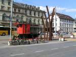 TE 2/2 steht im MGB Bahnhof von Brig abgestellt am 06.08.07 gegen 17 Uhr 45, als w�re sie ein Teil des Denkmals.