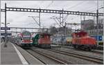 Die Te III 147 (97 85 1212 047-5) hat den vom SBB RABe 511 102 nach Vevey verdeckten Kieszug übernommen und wird in via ein Ausziehgleis zur Rollbockgrube rangieren.