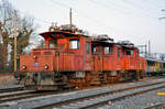 Die beiden Te III 157 und 176, zusammen mit der Ee 3/3 16448, stehen auf einem Nebengleis beim Bahnhof Kaiseraugst und warten auf den Abbruch bei der Firma Thommen.