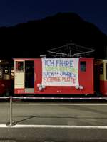 Ein Lokführer hatte am 24.10.21 die letzte Fahrt bei der Schynige Platte Bahn, geschmückte He 2/2 13 der SPB im Bahnhof Wilderswil.