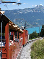 Blick aus dem fahrenden Zug zur�ck: im Hintergrund ist der Brienzersee zu sehen. Wilderswil - Schynige Platte, 22.7.2026