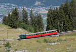 Ziemlich steil! Die Schynige Platte - Bahn k�mpft sich den Berg hoch. Das Foto wurde aus dem voraus fahrenden Zug geschossen. Im Hintergrund die Stadt Interlaken. Wilderswil - Schynige Platte, 22.7.2026