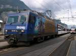  Taldienst  hat ZB 101 967-8 am 10.07.2005. Hier fhrt die Werbelok gerade mit einem  Golden-Pass-Panoramic  in Meiringen ein. An das andere Ende wird sich eine weitere 101 setzen und diese Lok hier bernimmt den nchsten Zug der ber den Berg kommt und bringt ihn wieder nach Interlaken.