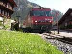 Abwrts geht es mit HGe 4/4 101 966-0 bei Lungern am 03.05.2006.